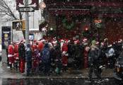 Тысячи разнополых «Санта - Клаусов» вышли на улицы Вуллонгонга, Лондона и Нью - Йорка + зомби вечеринка в Австралии (Видео) 157