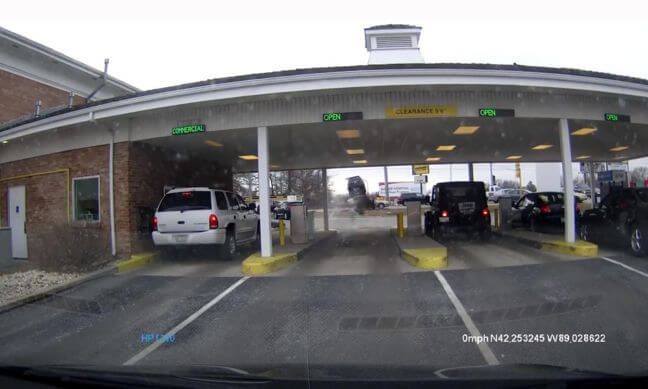 Американский автомобилист не заметил, как выехал с территории АЗС. (Видео)