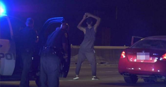 Полицейские испугались танцующего преступника в США. (Видео)