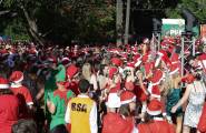 Тысячи разнополых «Санта - Клаусов» вышли на улицы Вуллонгонга, Лондона и Нью - Йорка + зомби вечеринка в Австралии (Видео) 26