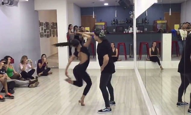 Танцор раскрутил танцовщицу на глазах у удивлённых свидетелей мастер - класса. (Видео)