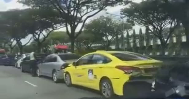 12 автомобилей приняли участие в массовом ДТП в Сингапуре. (Видео)