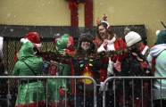 Тысячи разнополых «Санта - Клаусов» вышли на улицы Вуллонгонга, Лондона и Нью - Йорка + зомби вечеринка в Австралии (Видео) 161