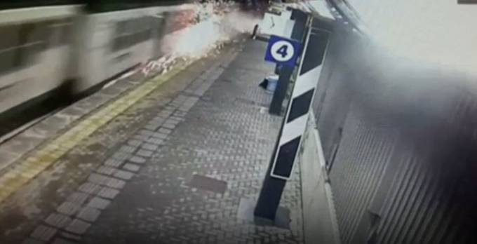 Момент столкновения электропоезда с платформой, за несколько секунд до крушения, попал на видеокамеру в Италии. (Видео)