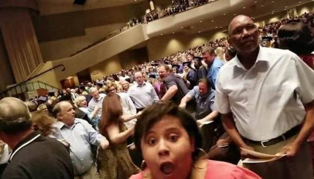 Родители учеников не поделили места в зале, на школьном выпускном в США. (Видео)