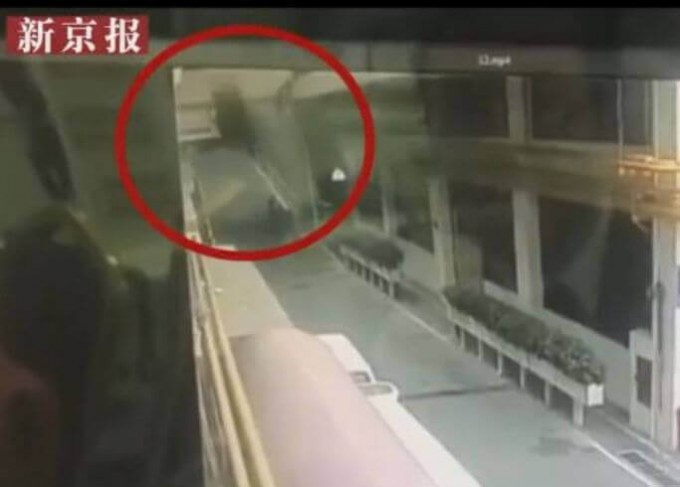 Китайский автомобилист совершил полёт в салоне своего автомобиля, выпавшего с многоуровневой парковки (Видео)