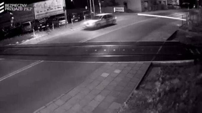 Польский лихач снёс шлагбаум и проехал через ж/д переезд за мгновение до поезда (Видео)