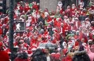 Тысячи разнополых «Санта - Клаусов» вышли на улицы Вуллонгонга, Лондона и Нью - Йорка + зомби вечеринка в Австралии (Видео) 151