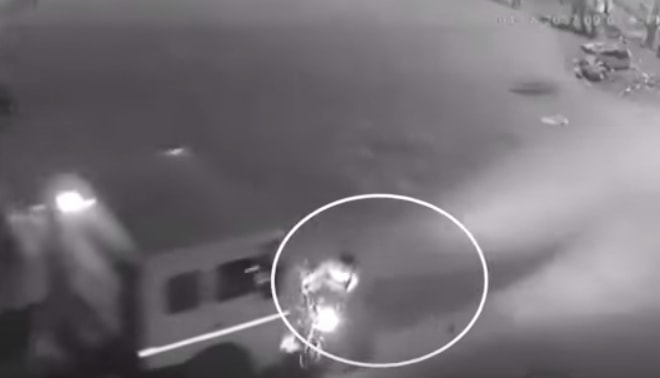 Мотоциклист избежал смерти, попав под колёса грузовика в Индии (Видео)
