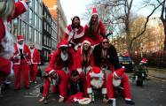 Тысячи разнополых «Санта - Клаусов» вышли на улицы Вуллонгонга, Лондона и Нью - Йорка + зомби вечеринка в Австралии (Видео) 101
