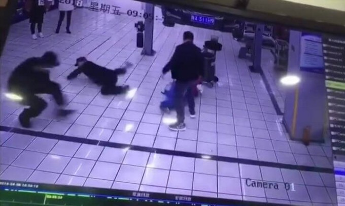 Полицейские и охранник не поделили нарушителя правопорядка в китайском автоцентре. (Видео)