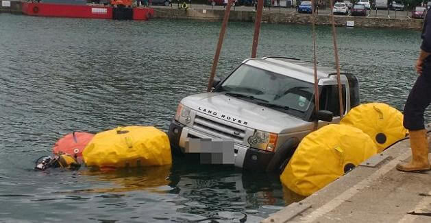Владелец лодки утопил чужой Land Rover, используемый им в качестве буксира в британской гавани. (Видео)