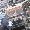 Полицейский, вовремя остановив автобус, спас жизнь мотоциклисту в Индии. (Видео)