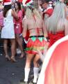 Тысячи разнополых «Санта - Клаусов» вышли на улицы Вуллонгонга, Лондона и Нью - Йорка + зомби вечеринка в Австралии (Видео) 19
