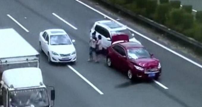 За секунду до... Китайская пара с детьми оказалась на пути неуправляемого внедорожника. (Видео)
