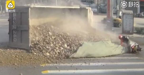Мотоциклиста «смыло» песком и камнями, выпавшими из кузова перевернувшегося грузовика (Видео)