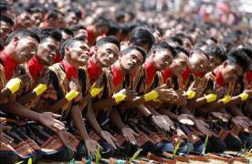 10000 индонезийцев исполнили «саманский» танец для привлечения туристов в регион, живущий по законам шариата. (Видео) 2
