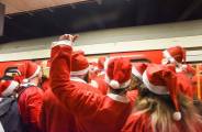 Тысячи разнополых «Санта - Клаусов» вышли на улицы Вуллонгонга, Лондона и Нью - Йорка + зомби вечеринка в Австралии (Видео) 32