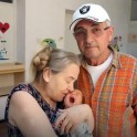 Жительница Сербии, страдающая от бесплодия, родила в 60 лет, но в тот же день была брошена мужем. (Видео)
