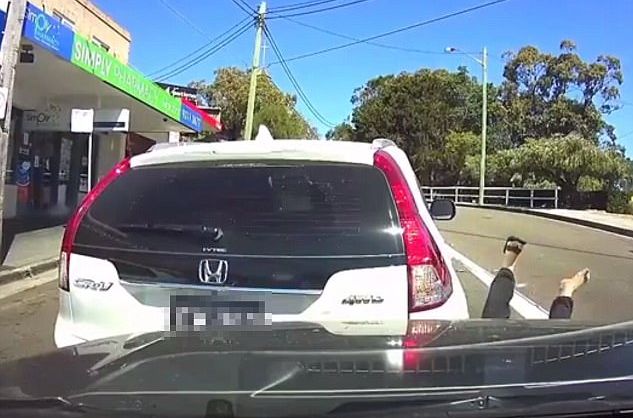 Рассеянный водитель попал в курьёзное ДТП в Сиднее (Видео)