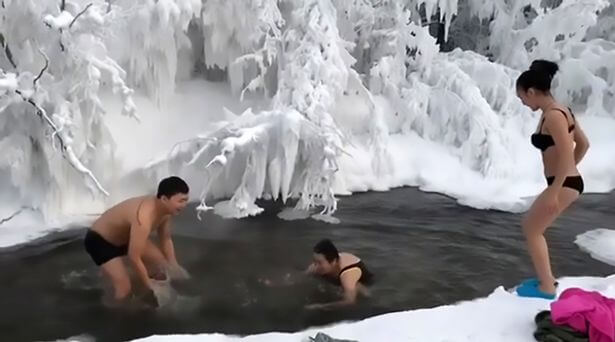Якутские моржи поплавали в реке в 50-градусный мороз. (Видео)