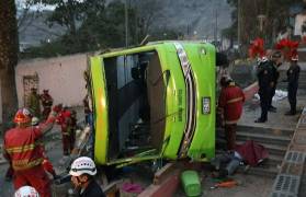 Туристический автобус без крыши упал с обрыва в Перу (Видео) 0