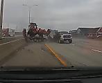 Автомобилист опрокинул трактор на канадской магистрали ▶