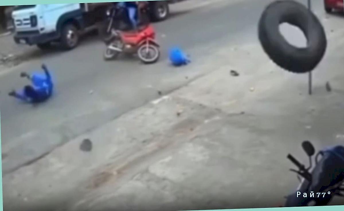 Отлетевшее от грузовика колесо сбило мотоциклиста в Бразилии ▶️