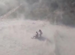 Полицейские на вертолётах создают песчаные бури, чтобы очистить пляжи от нарушителей карантина в Бразилии
