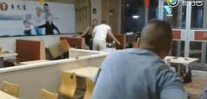 Посетители китайского ресторана устроили мордобой с использованием стульев (Видео)