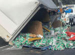 Австралийская трагедия: грузовик с пивом «пролил» свой груз на оживлённой магистрали ▶