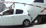 Автомобилистка, уснувшая за рулём на ж/д путях, лишилась своего автомобиля на Тайване (Видео)