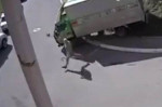 Грузовик, сорвавшийся с ручника чуть не придавил водителя во Владивостоке (Видео)
