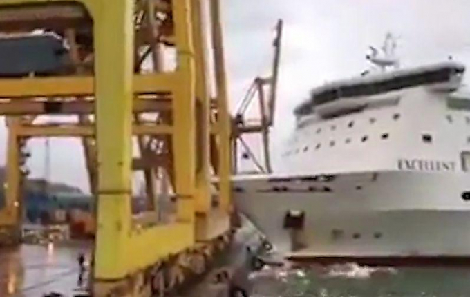Итальянский паром столкнулся с краном в порту Каталонии (Видео)
