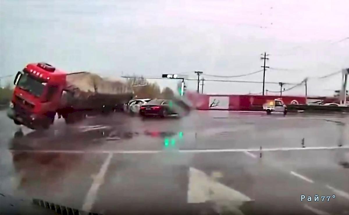 Перевернувшаяся фура чудом не раздавила две легковушки в КНР ▶️ Перевернувшаяся фура чудом не раздавила две легковушки в КНР ▶️