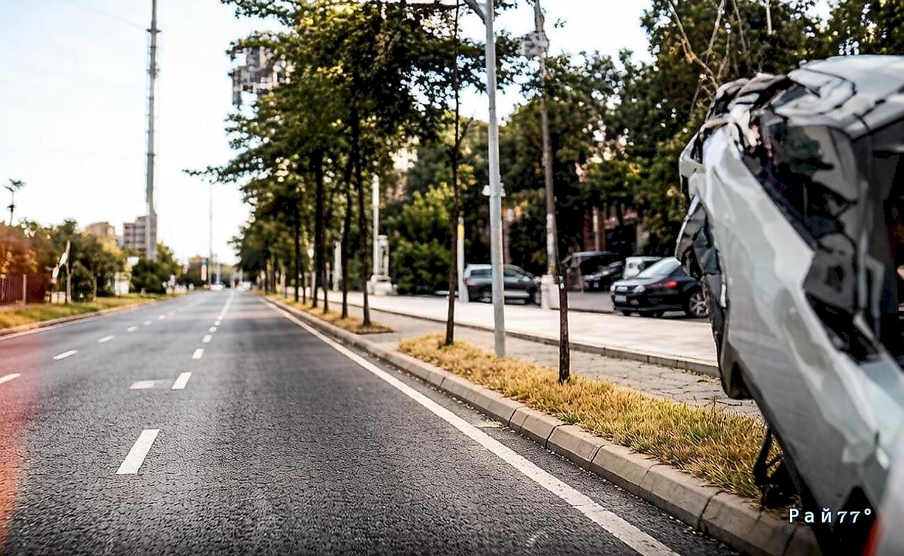 Упрямый автовладелец загнал на столб свою легковушку ▶️ Упрямый автовладелец загнал на столб свою легковушку ▶️