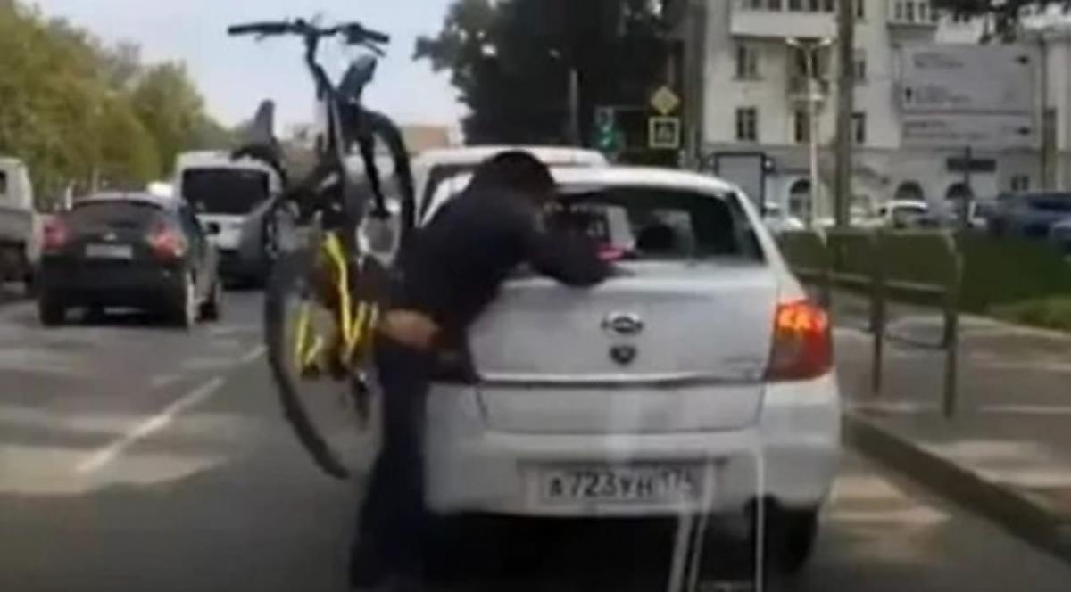 Велосипедист, собственным лицом лишивший заднего стекла автомобиль, скрылся с места инцидента