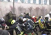 Протестное шествие пожарных закончилось масштабной потасовкой с полицейскими во Франции