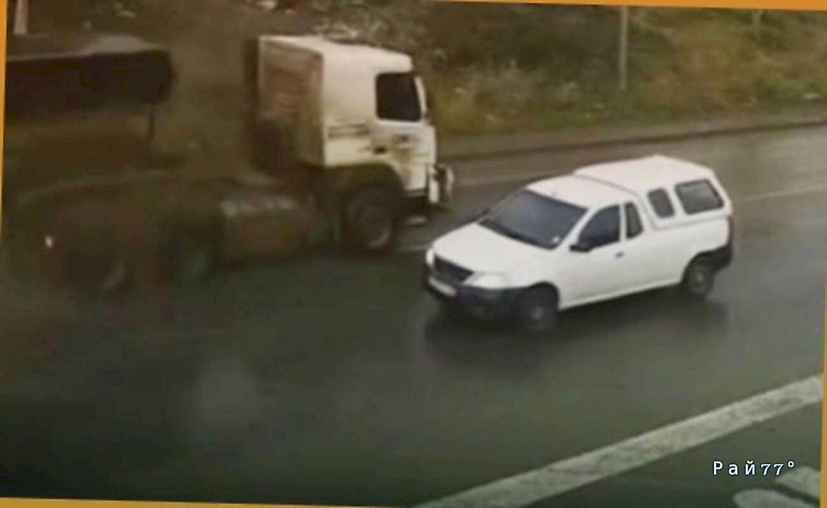 Водитель пикапа совершил мгновенный манёвр, спасший его от неуправляемого грузовика ▶️