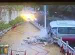 Водитель вышедшего из-под контроля микроавтобуса «катапультировался» из кабины в Китае - видео