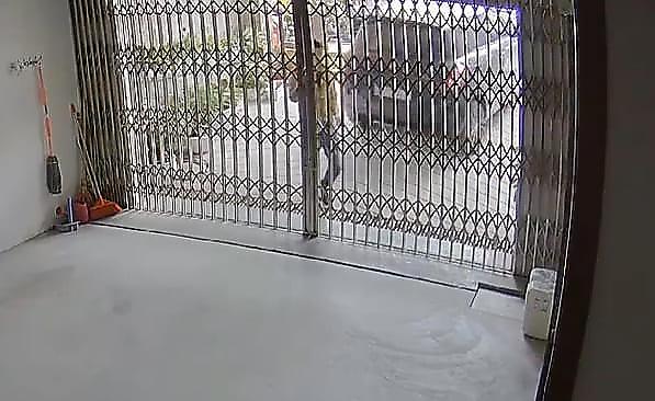 Горе-автомобилист, открывая ворота, угодил под собственный автомобиль и попал на видео во Вьетнаме