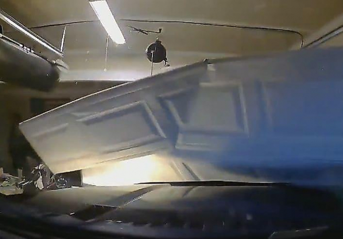 Отец не смог сдержать эмоций после того, как его сын на автомобиле снёс ворота на гараже (Видео)
