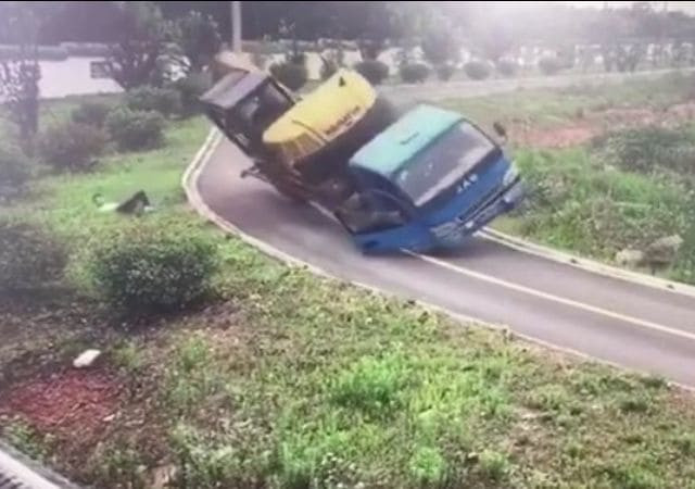 Пассажир успел выпрыгнуть из грузовика, прежде чем он опрокинулся на повороте в Китае (Видео)