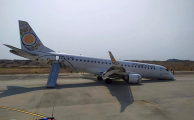 Пилот самолёта совершил аварийную посадку без переднего шасси ▶ 1