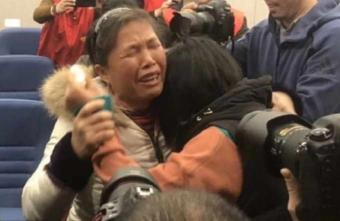 Родители воссоединились со своей дочерью спустя 26 лет после её похищения в Китае