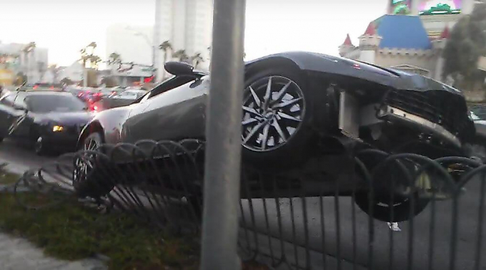 Американский автовладелец припарковал свой Aston Martin на заборе в Вегасе (Видео)