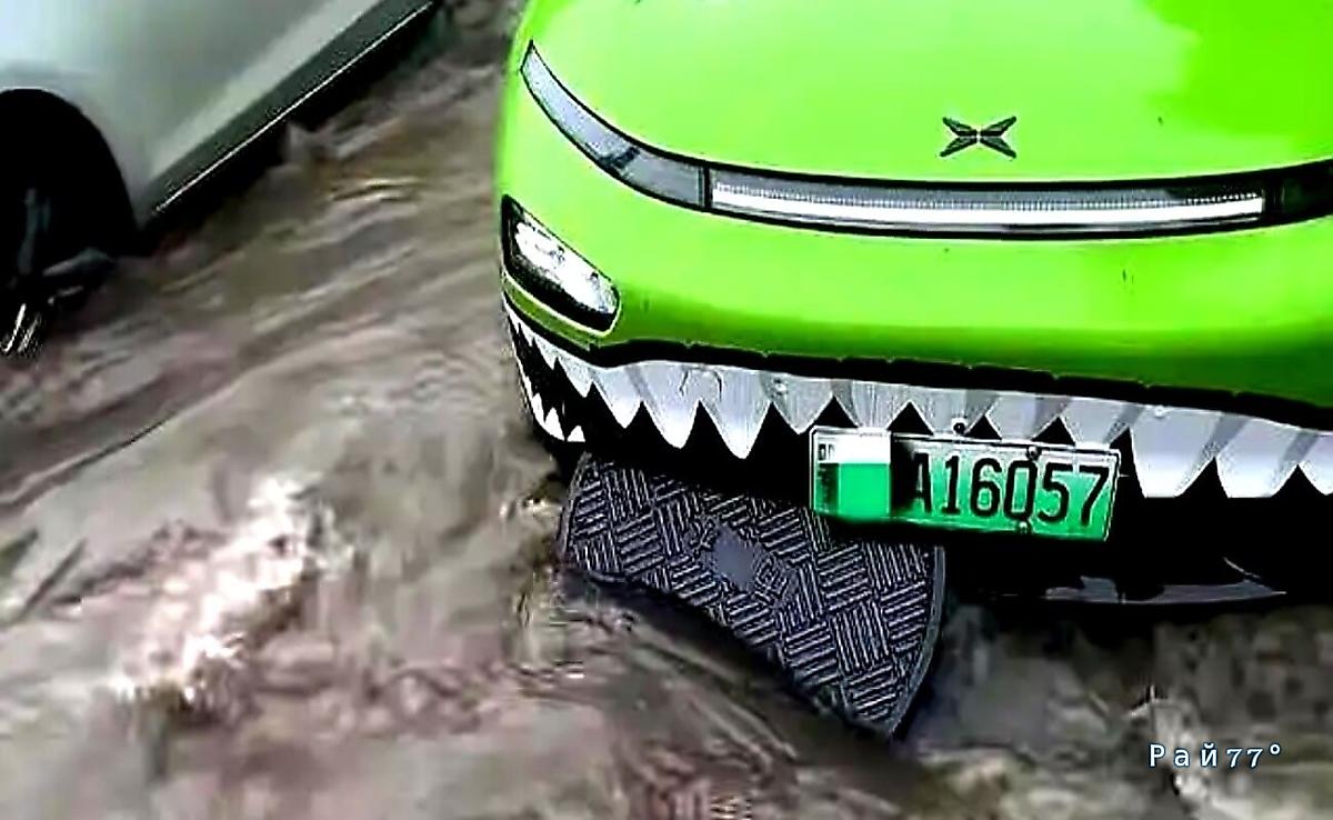 Автомобиль получил по «зубам» крышкой люка, напоминающей Oreo