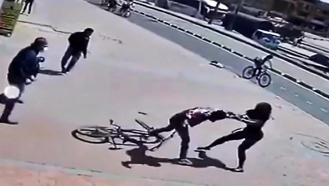 Девица лишила куртки и велосипеда грабителя, напавшего на неё в Колумбии