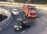 Китаянка выпала из автомобиля следом за своим ребёнком, чудом не угодившим под грузовик​ ▶