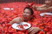Молодая китаянка, сидя в ванной с красными перцами, выиграла конкурс по поеданию жгучего чили 2